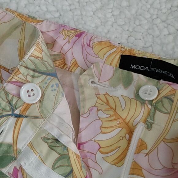 MODA international pants With A Beautiful Light Colored Floral Design - Picture 3 of 15